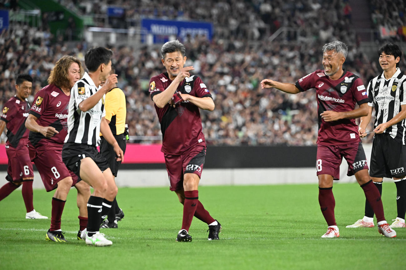 神戸ドリームズ対ワールドドリームズ　後半、PKを決めたワールドドリームズ・三浦カズはダンスを披露する（撮影・和賀正仁）