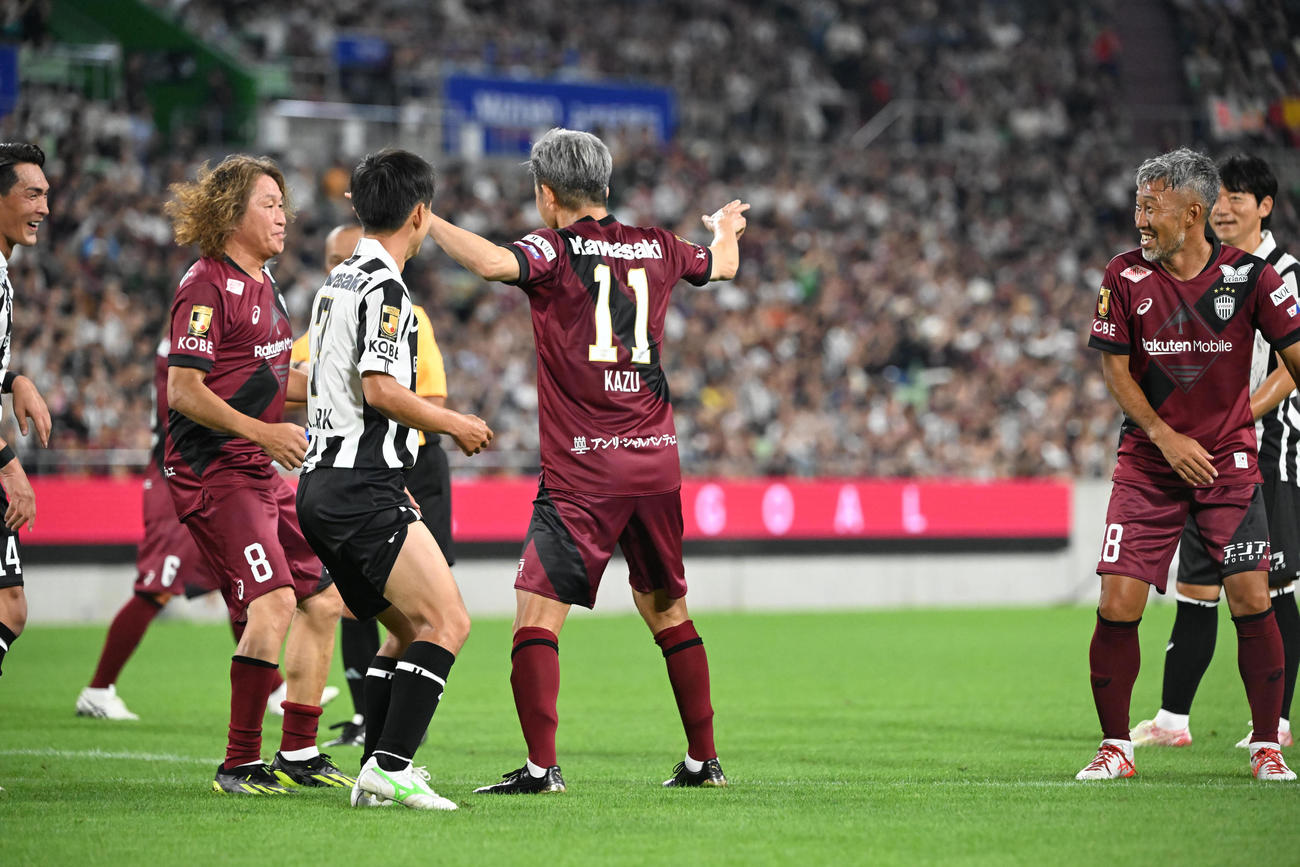 神戸ドリームズ対ワールドドリームズ　後半、PKを決めたワールドドリームズ・三浦カズはダンスを披露する（撮影・和賀正仁）