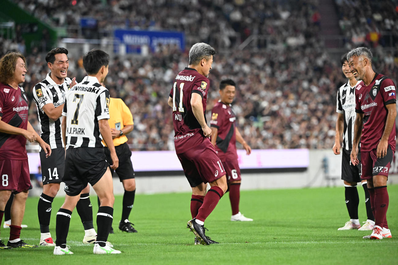 神戸ドリームズ対ワールドドリームズ　後半、PKを決めたワールドドリームズ・三浦カズはダンスを披露する（撮影・和賀正仁）