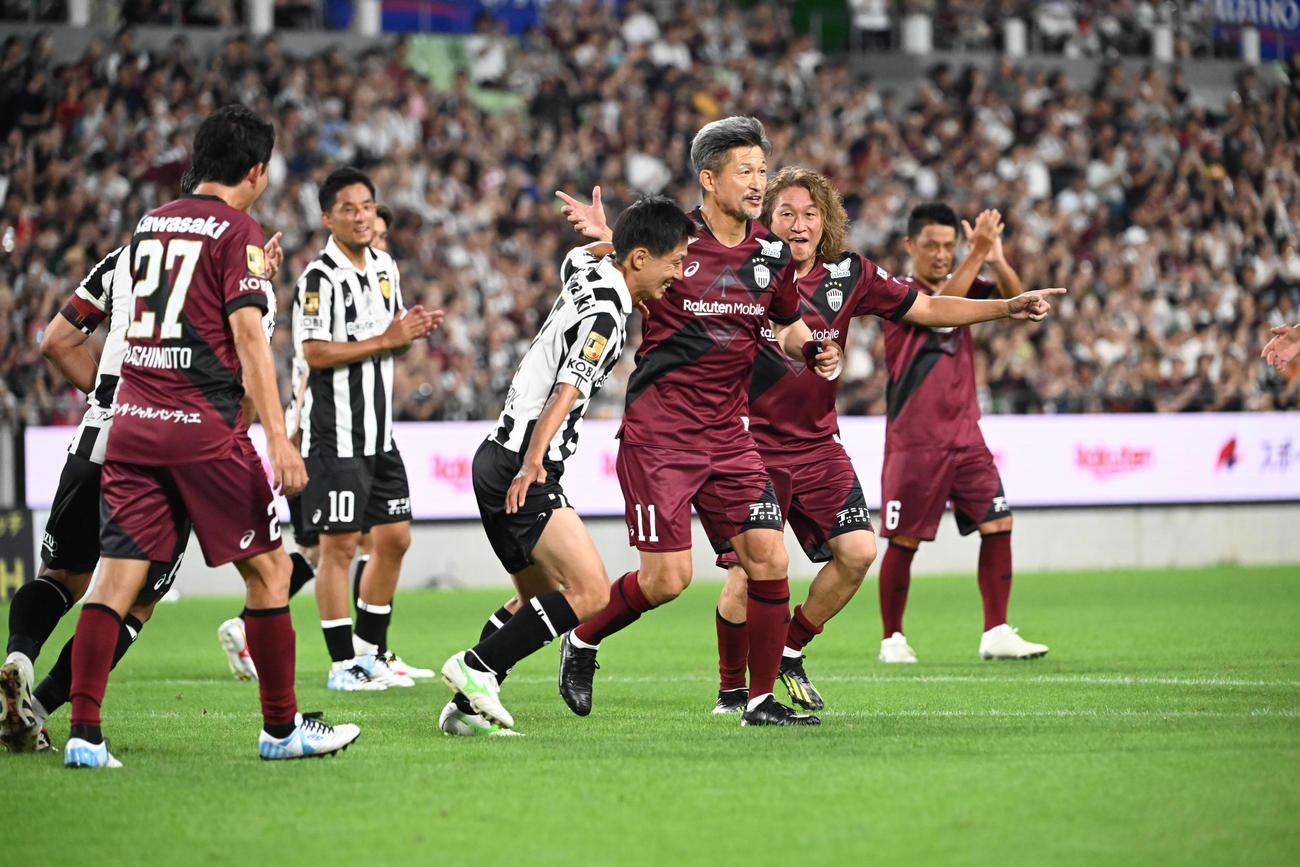 神戸ドリームズ対ワールドドリームズ　後半、PKを決めたワールドドリームズ・三浦カズはダンスを披露する（撮影・和賀正仁）