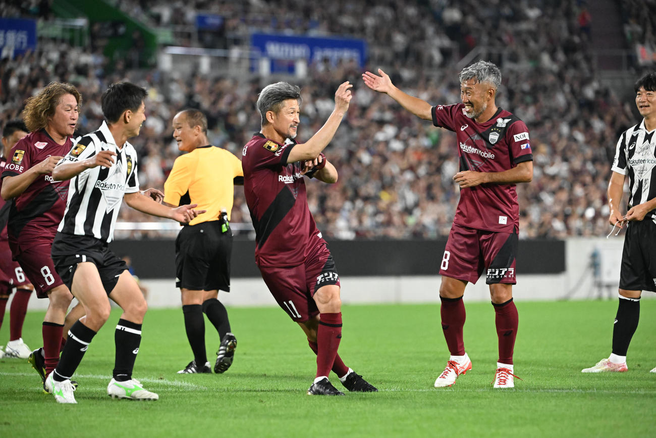 神戸ドリームズ対ワールドドリームズ　後半、PKを決めたワールドドリームズ・三浦カズはダンスを披露する（撮影・和賀正仁）