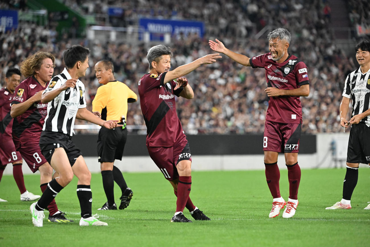 神戸ドリームズ対ワールドドリームズ　後半、PKを決めたワールドドリームズ・三浦カズはダンスを披露する（撮影・和賀正仁）