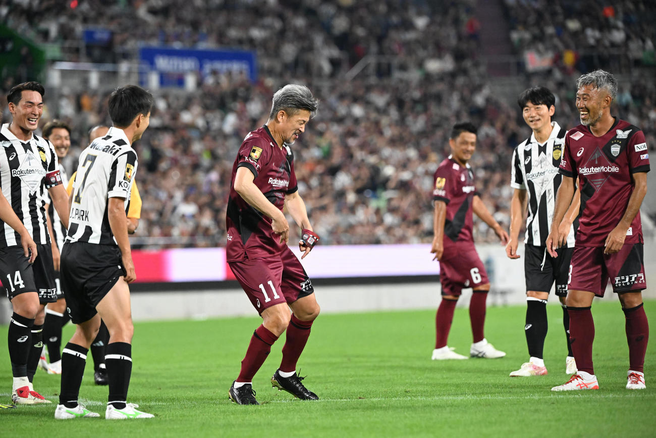 神戸ドリームズ対ワールドドリームズ　後半、PKを決めたワールドドリームズ・三浦カズはダンスを披露する（撮影・和賀正仁）