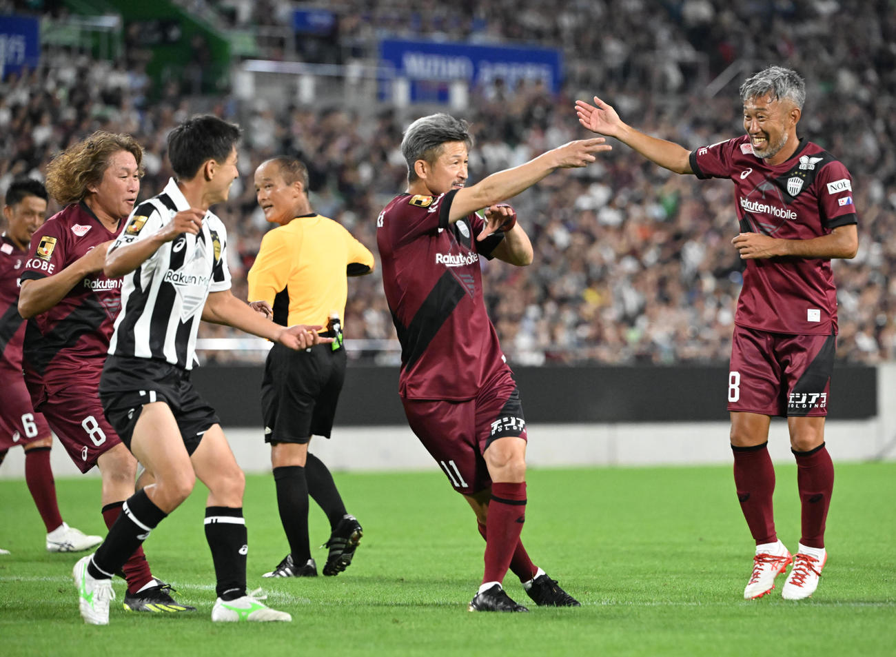 神戸ドリームズ対ワールドドリームズ　後半、PKを決めたワールドドリームズ・三浦カズはダンスを披露する（撮影・和賀正仁）