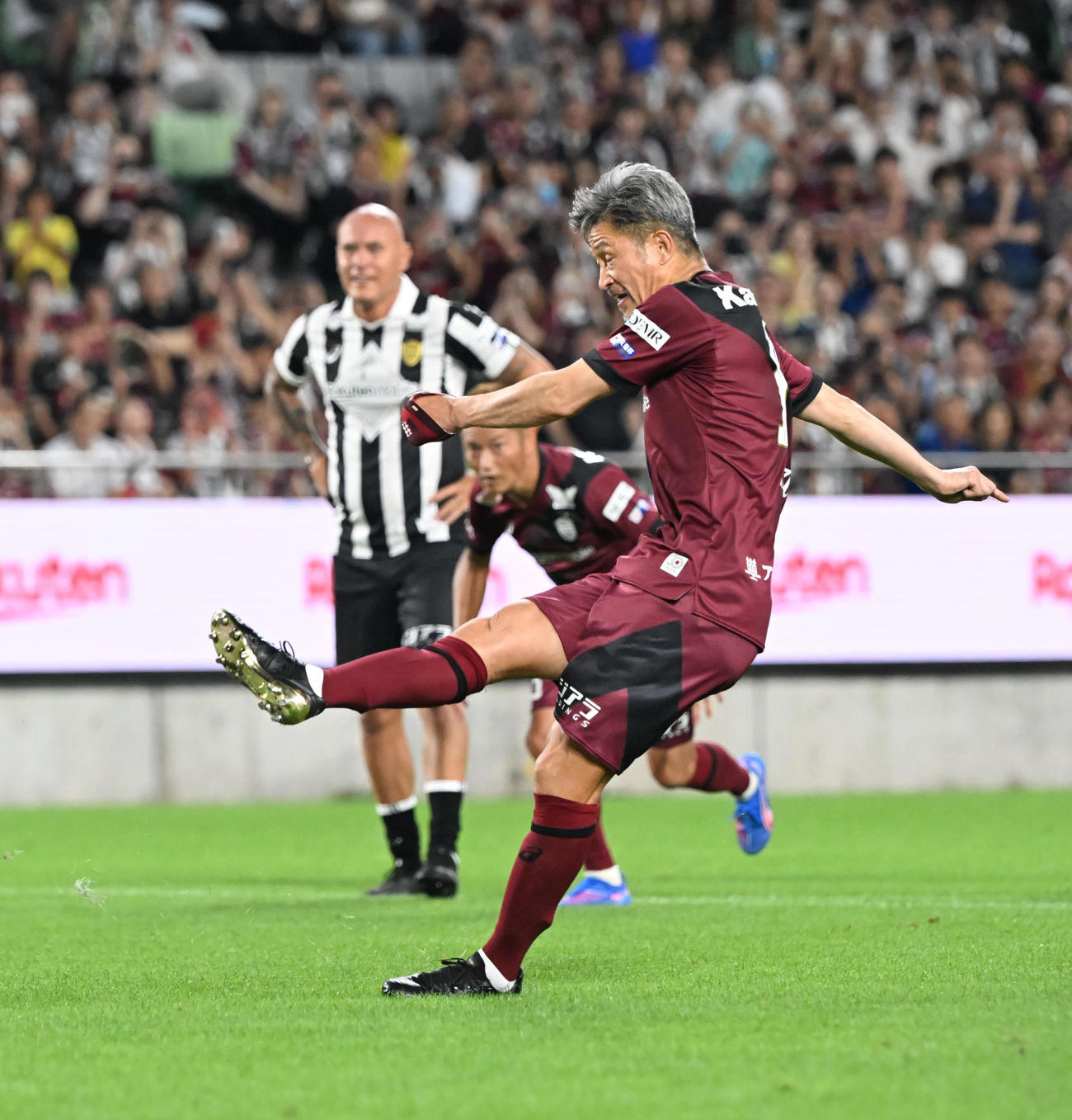 神戸ドリームズ対ワールドドリームズ　後半、PKを決めるワールドドリームズ・三浦カズ（撮影・和賀正仁）