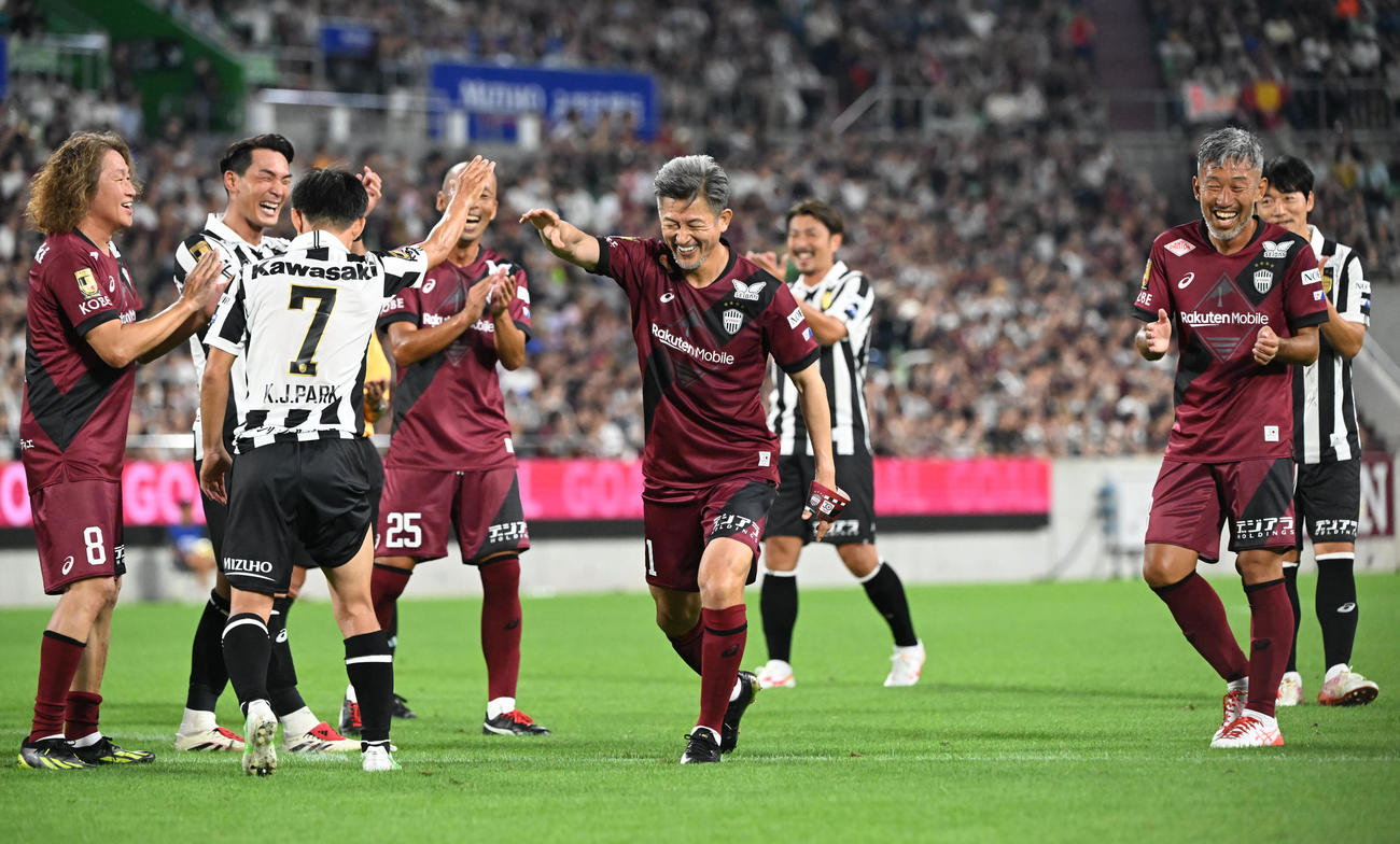 神戸ドリームズ対ワールドドリームズ　後半、PKを決めたワールドドリームズ・三浦カズはダンスを披露する（撮影・和賀正仁）