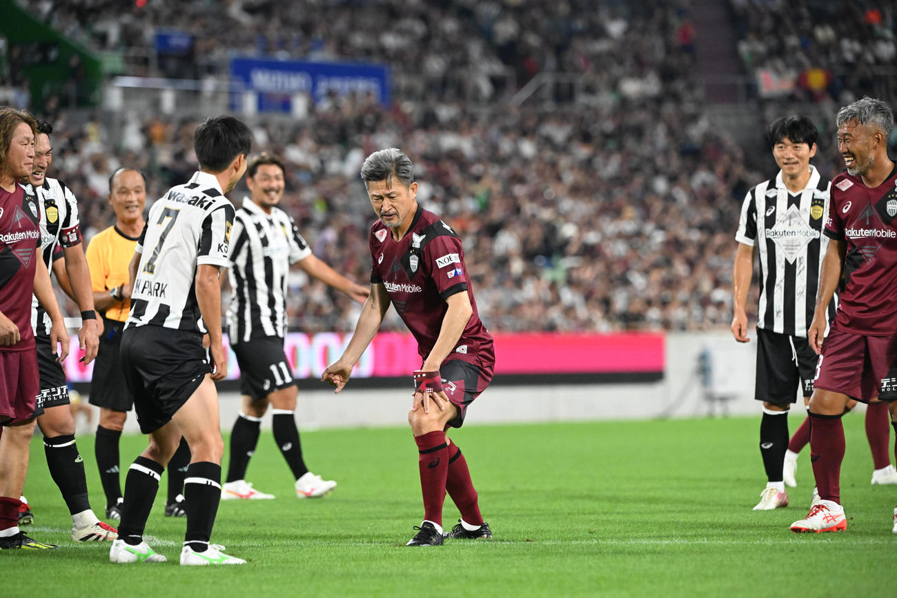 神戸ドリームズ対ワールドドリームズ　後半、PKを決めたワールドドリームズ・三浦カズはダンスを披露する（撮影・和賀正仁）