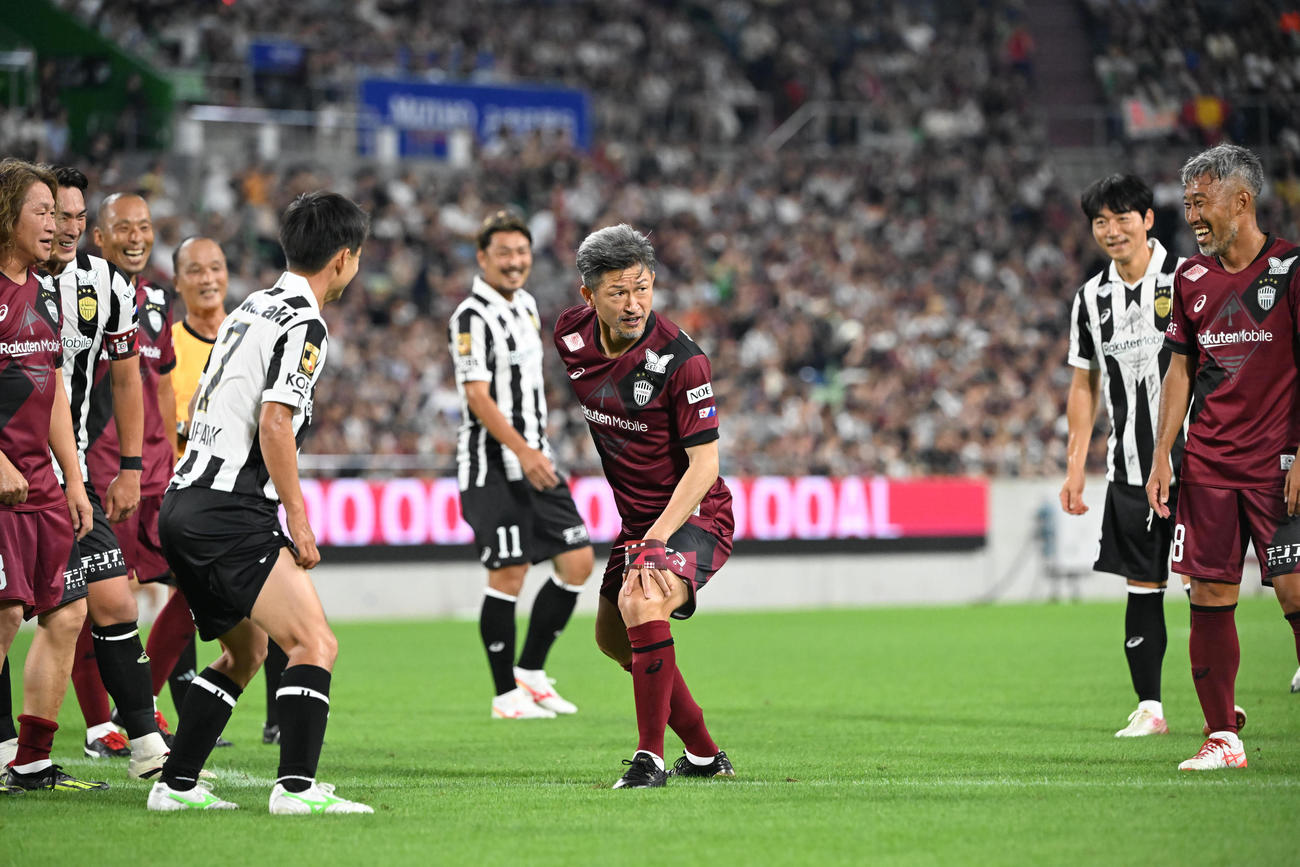 神戸ドリームズ対ワールドドリームズ　後半、PKを決めたワールドドリームズ・三浦カズはダンスを披露する（撮影・和賀正仁）