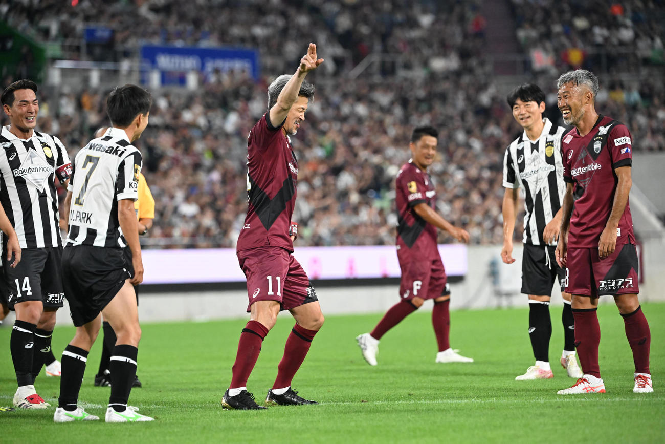 神戸ドリームズ対ワールドドリームズ　後半、PKを決めたワールドドリームズ・三浦カズはダンスを披露する（撮影・和賀正仁）