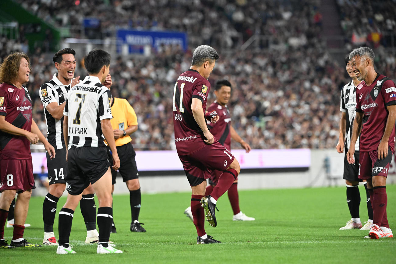 神戸ドリームズ対ワールドドリームズ　後半、PKを決めたワールドドリームズ・三浦カズはダンスを披露する（撮影・和賀正仁）