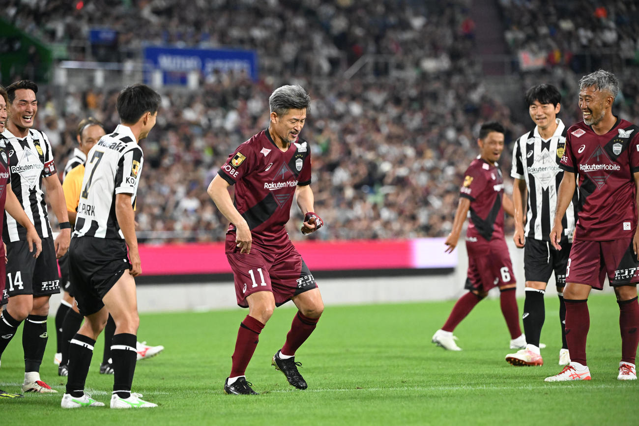 神戸ドリームズ対ワールドドリームズ　後半、PKを決めたワールドドリームズ・三浦カズはダンスを披露する（撮影・和賀正仁）
