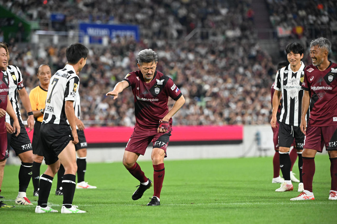 神戸ドリームズ対ワールドドリームズ　後半、PKを決めたワールドドリームズ・三浦カズはダンスを披露する（撮影・和賀正仁）