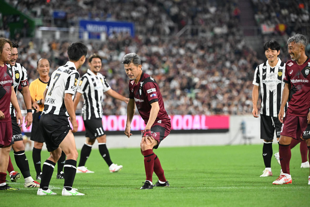 神戸ドリームズ対ワールドドリームズ　後半、PKを決めたワールドドリームズ・三浦カズはダンスを披露する（撮影・和賀正仁）