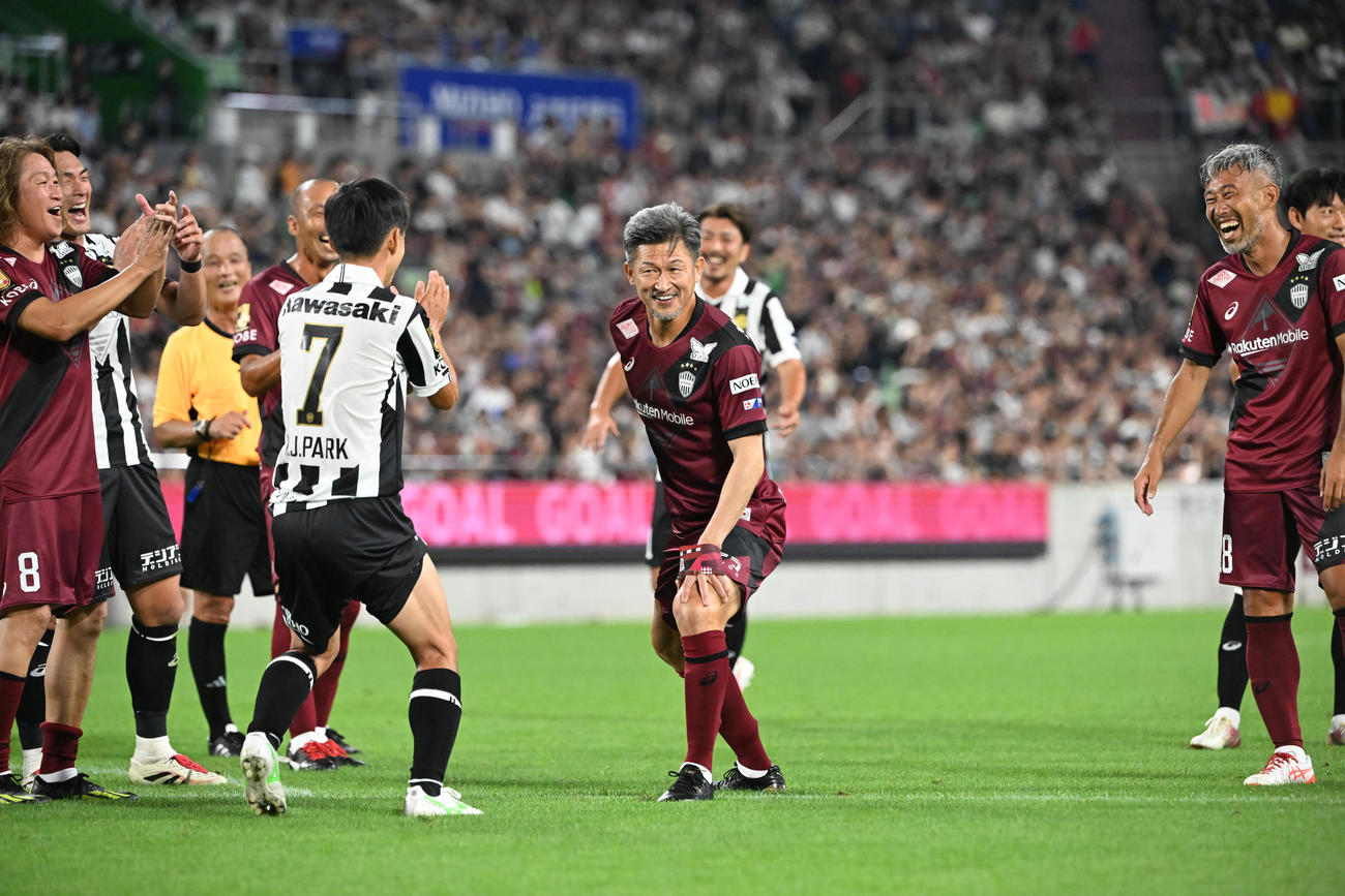 神戸ドリームズ対ワールドドリームズ　後半、PKを決めたワールドドリームズ・三浦カズはダンスを披露する（撮影・和賀正仁）