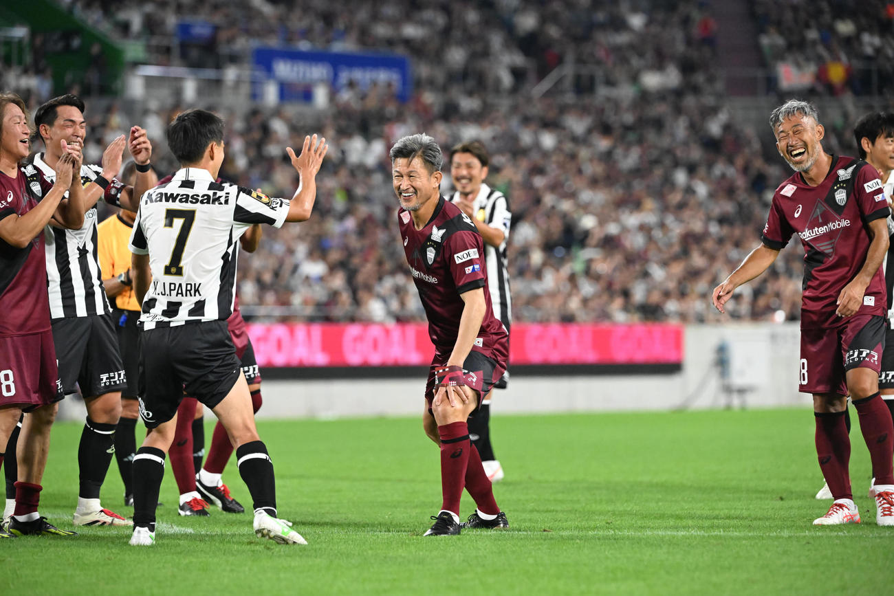 神戸ドリームズ対ワールドドリームズ　後半、PKを決めたワールドドリームズ・三浦カズはダンスを披露する（撮影・和賀正仁）