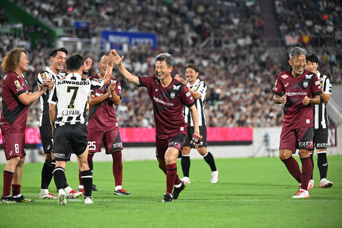 神戸ドリームズ対ワールドドリームズ　後半、PKを決めたワールドドリームズ・三浦カズはダンスを披露する（撮影・和賀正仁）