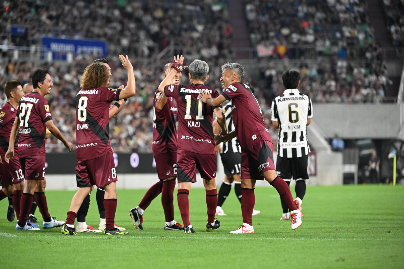 神戸ドリームズ対ワールドドリームズ　後半、PKを決めたワールドドリームズ・三浦カズはダンスを披露する（撮影・和賀正仁）