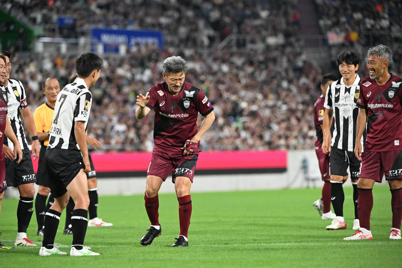 神戸ドリームズ対ワールドドリームズ　後半、PKを決めたワールドドリームズ・三浦カズはダンスを披露する（撮影・和賀正仁）
