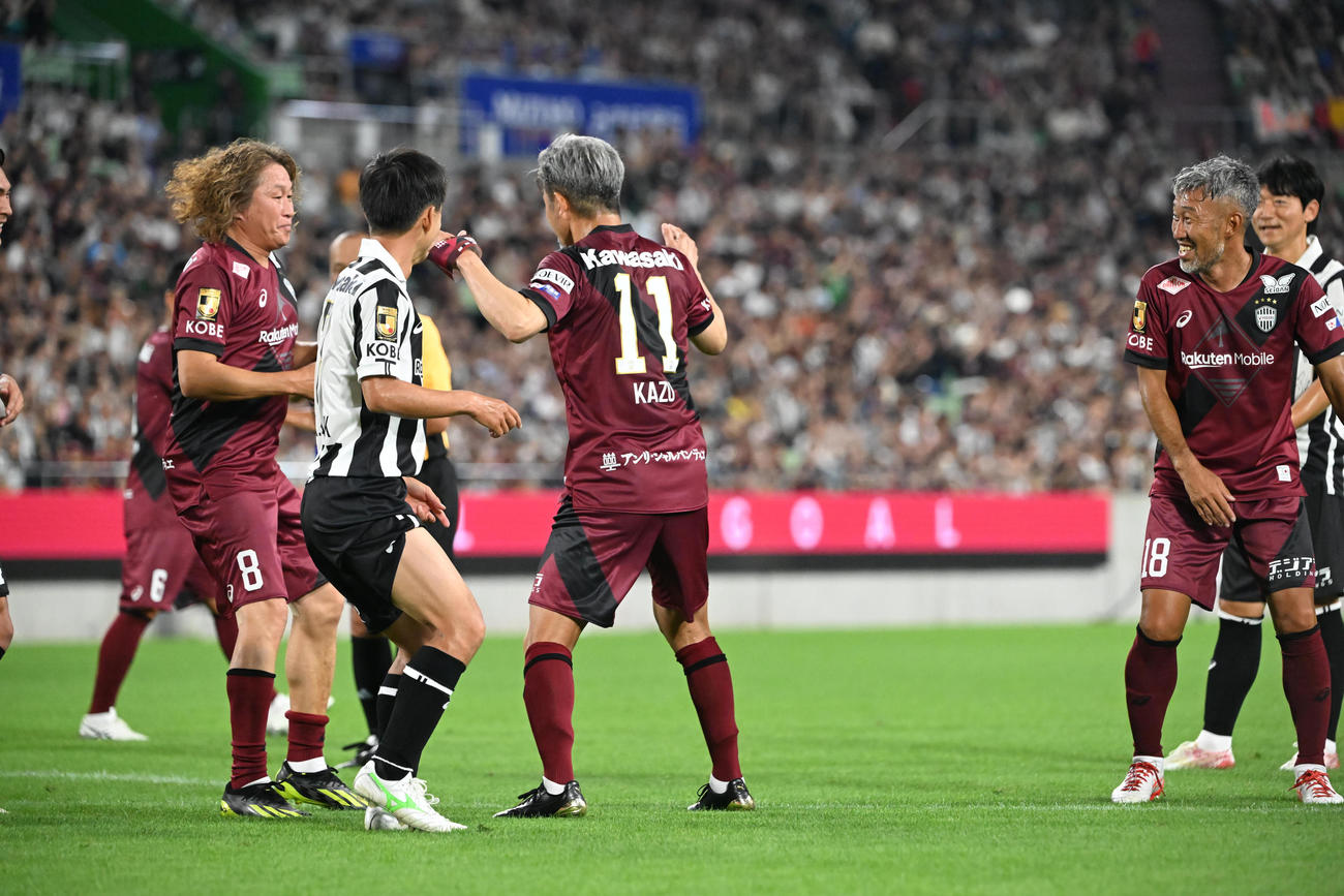 神戸ドリームズ対ワールドドリームズ　後半、PKを決めたワールドドリームズ・三浦カズはダンスを披露する（撮影・和賀正仁）