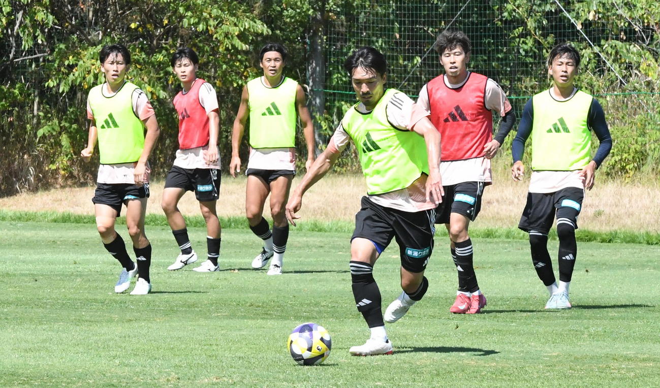 ドリブルする白井（手前）（撮影・小林忠）