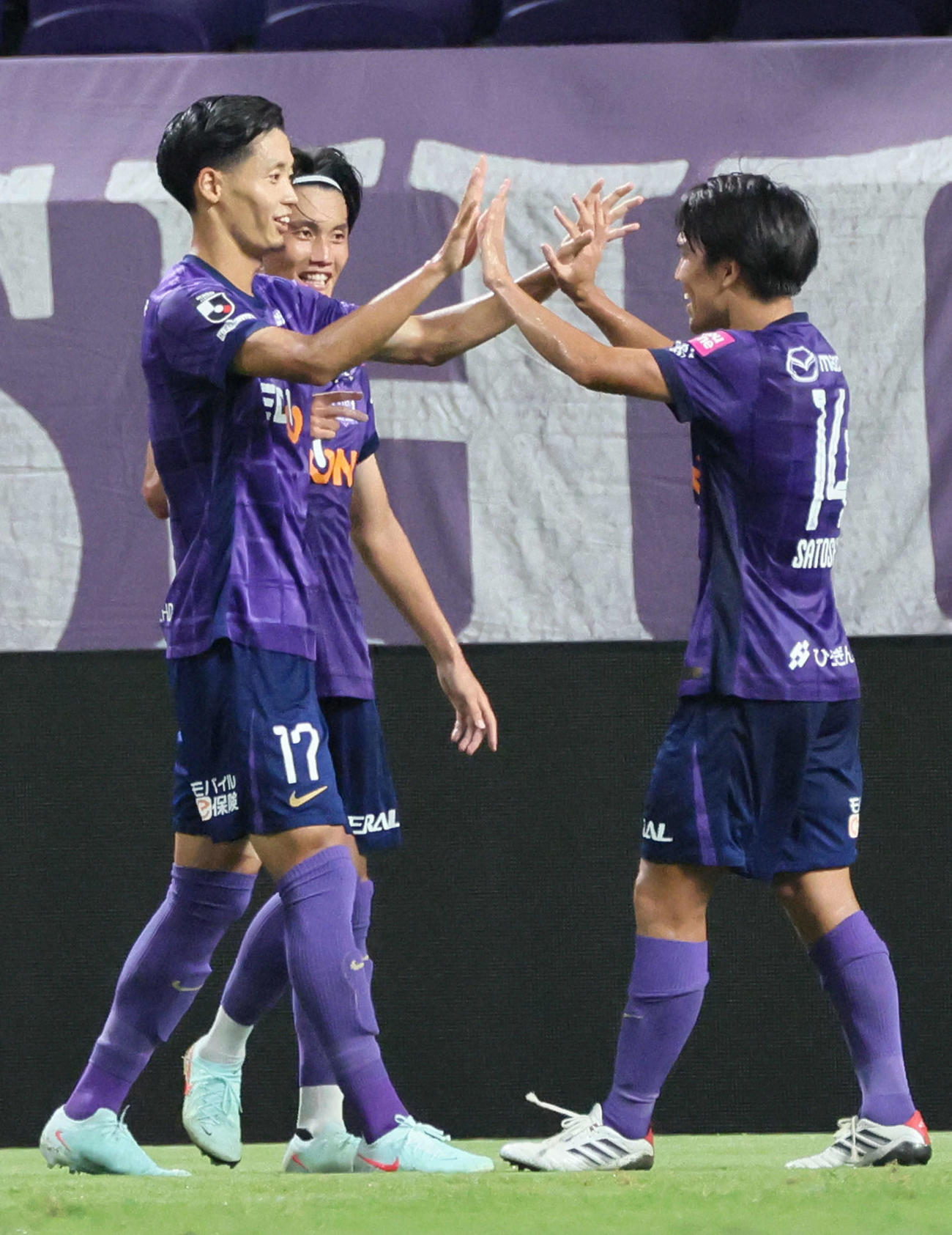 広島対清水　後半　3点目を決めた広島木下（左）（撮影・加藤孝規）