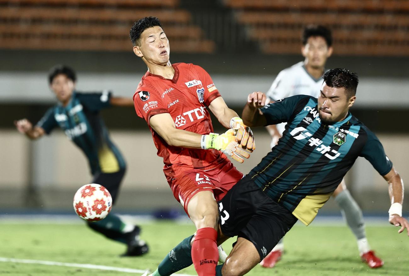 相模原対秋田　延長後半、勝ち越しゴールを決める相模原加藤（右）（撮影・河田真司）