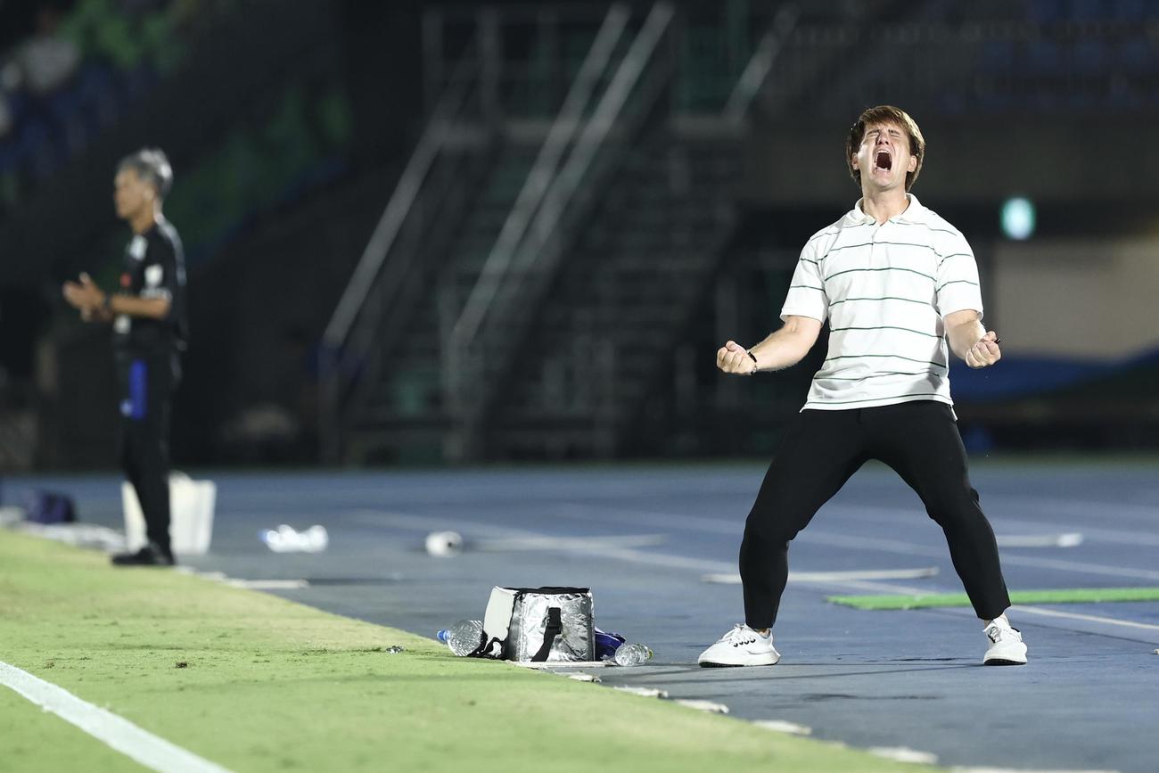 相模原対秋田　秋田に勝利し雄たけびを上げる相模原シュタルフ監督（撮影・河田真司）