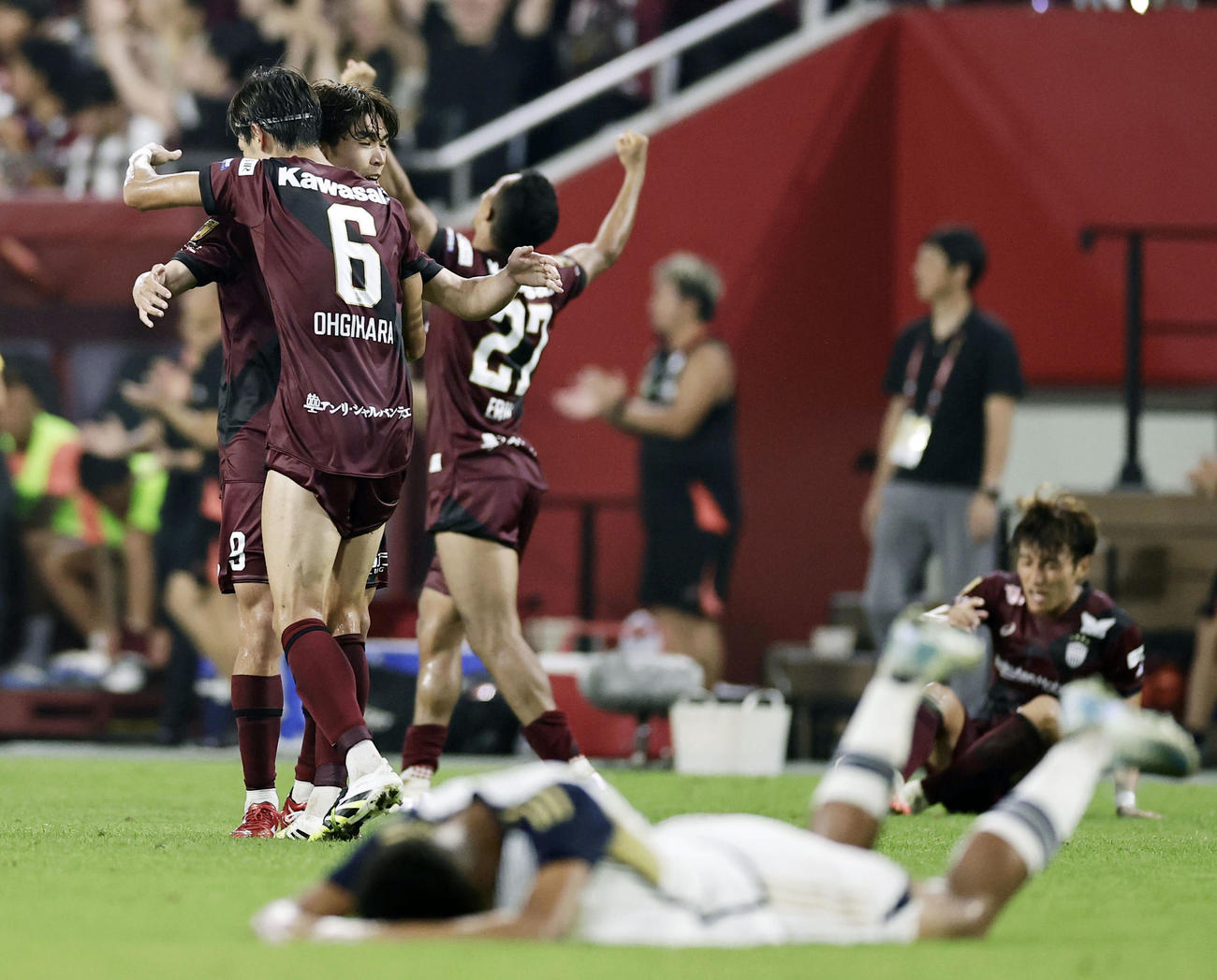 東洋大に勝利し、抱き合う宮代（奥左）ら神戸イレブン＝ノエスタ