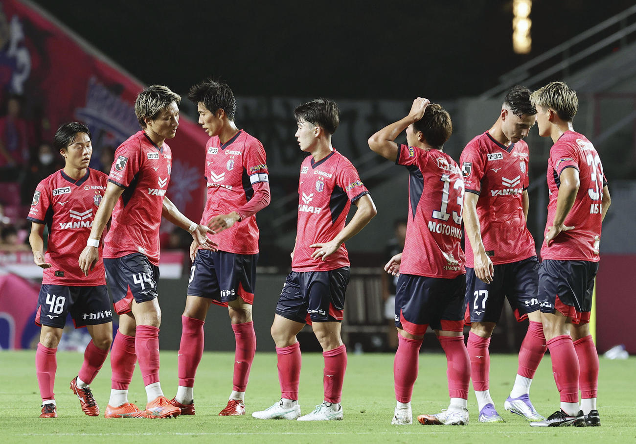 FC東京に敗れ、厳しい表情のC大阪イレブン（共同）