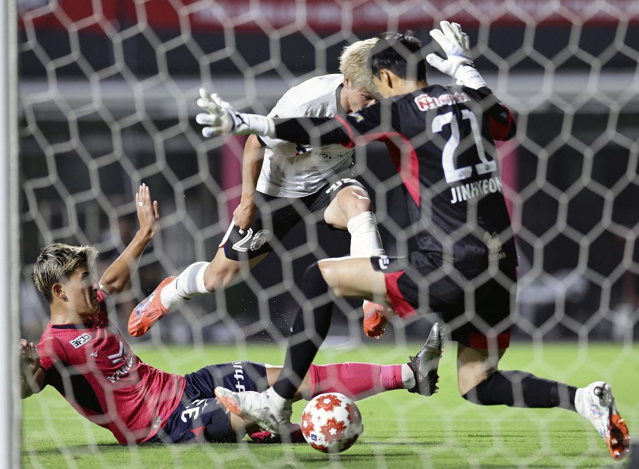 FC東京―C大阪　後半、勝ち越しゴールを決めるFC東京・長倉（中央）。GK金鎮鉉(共同)