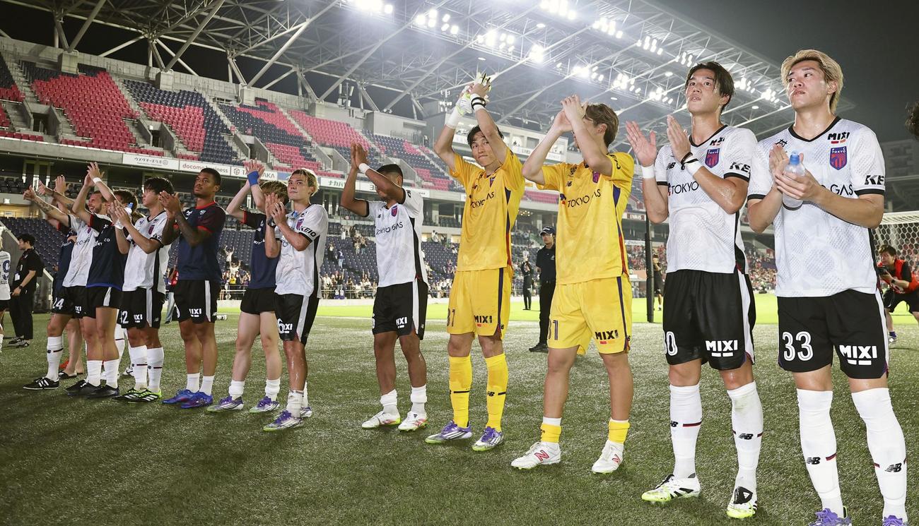 C大阪に勝利し、サポーターの声援に応えるFC東京ナイン(共同)