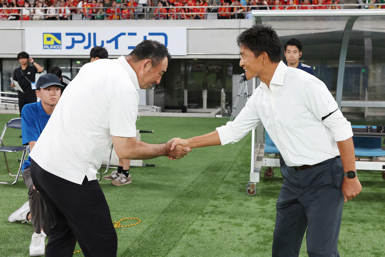 東京V対名古屋　試合前、握手を交わす名古屋長谷川監督（左）と東京V城福監督（撮影・宮地輝）
