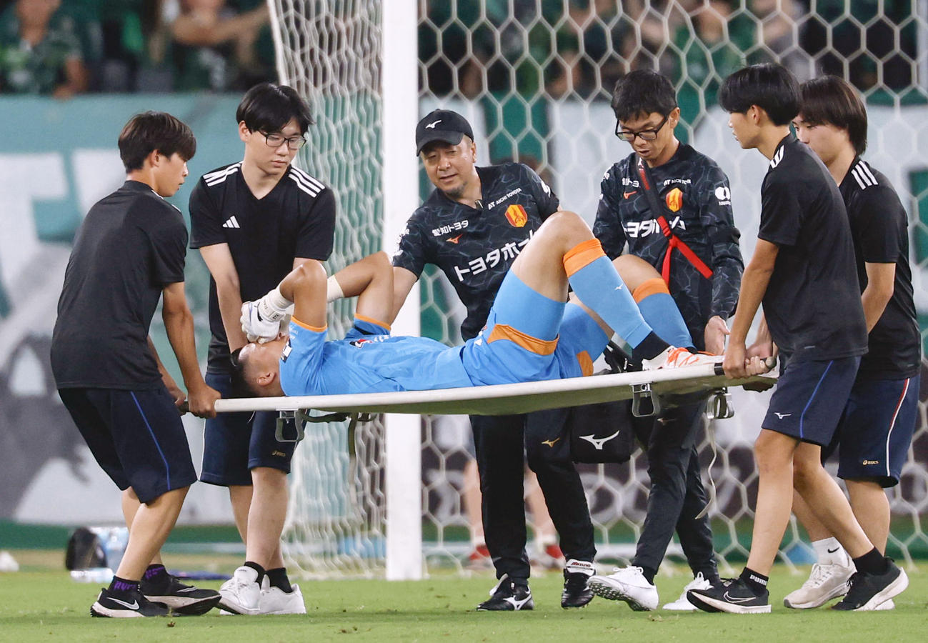 東京V対名古屋　後半、担架で運ばれる名古屋GKシュミット（共同）