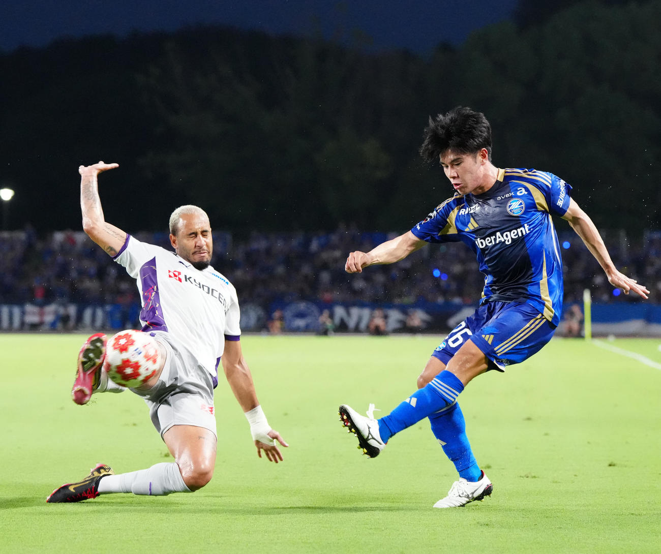 町田対京都　前半、町田林（右）のクロスをブロックする京都Mトゥーリオ（撮影・江口和貴）