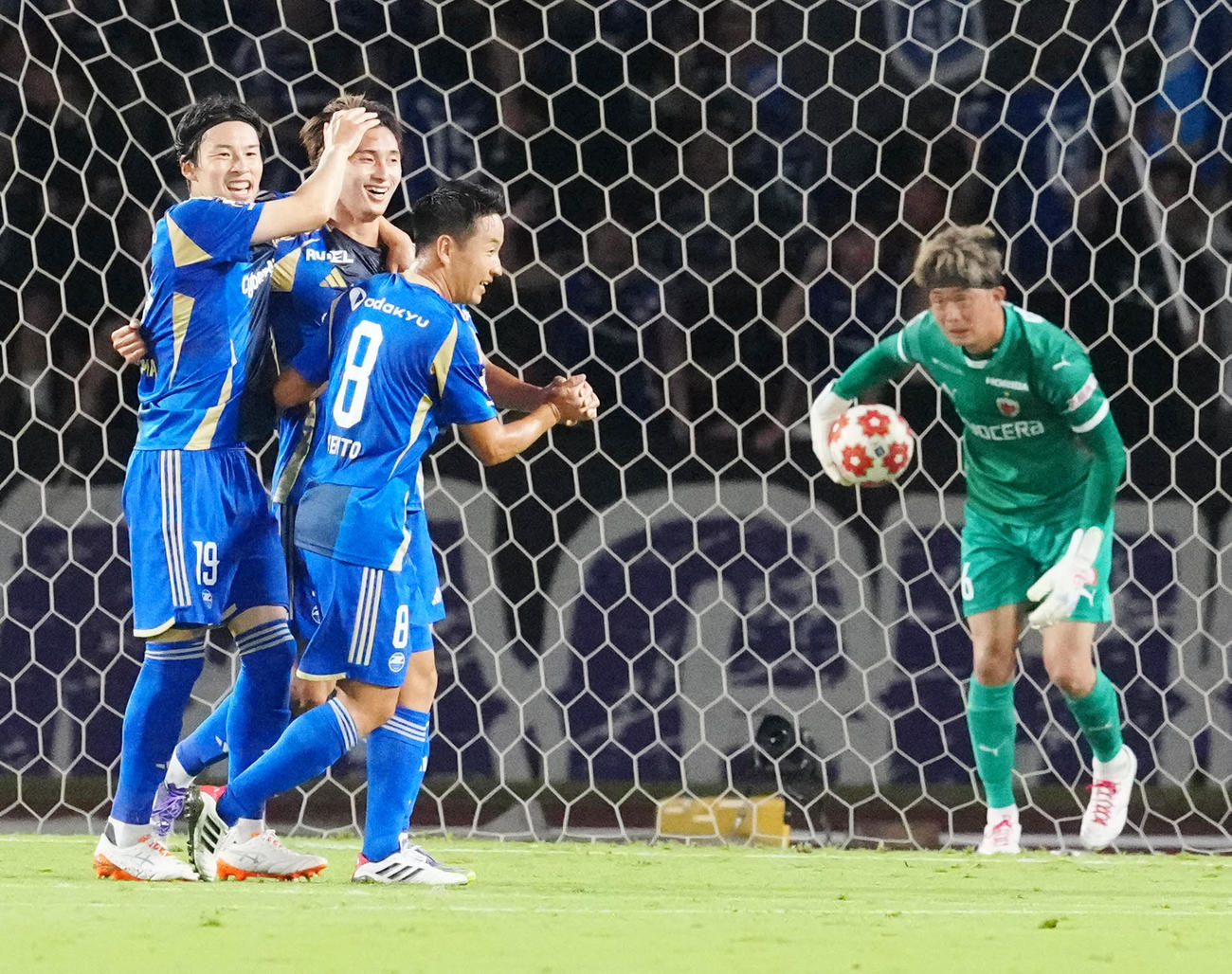 町田対京都　後半、先制ゴールを決め祝福される町田藤尾（左から2人目）。右端は京都GK太田（撮影・江口和貴）