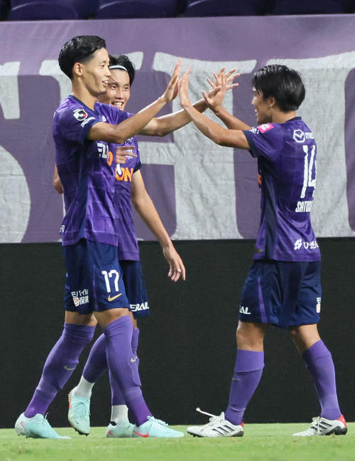 広島対清水　後半　3点目を決めた広島木下（左）（撮影・加藤孝規）