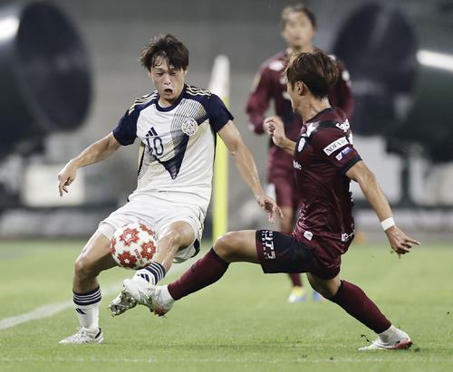 神戸対東洋大　前半、競り合う東洋大湯之前（左）と神戸鍬先（共同）