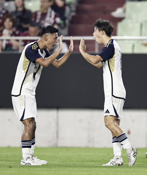 神戸対東洋大　前半、ゴールを決め、喜ぶ東洋大・湯之前（右）（共同）