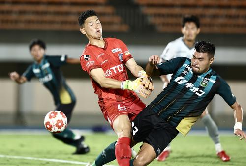 相模原対秋田　延長後半、勝ち越しゴールを決める相模原加藤（右）（撮影・河田真司）