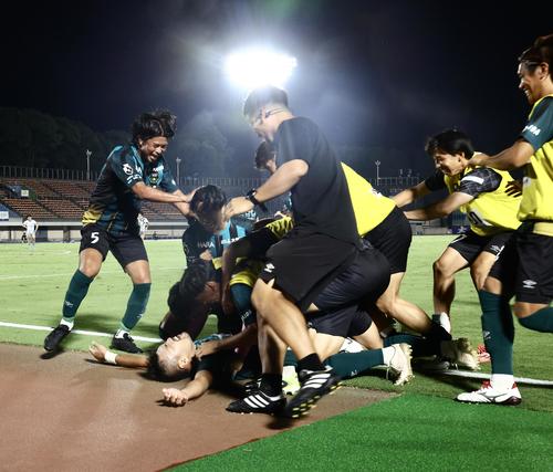 相模原対秋田　延長後半、勝ち越しゴールを決め、仲間に迎えられる相模原加藤（下）（撮影・河田真司）