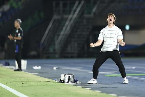 相模原対秋田　秋田に勝利し雄たけびを上げる相模原シュタルフ監督（撮影・河田真司）