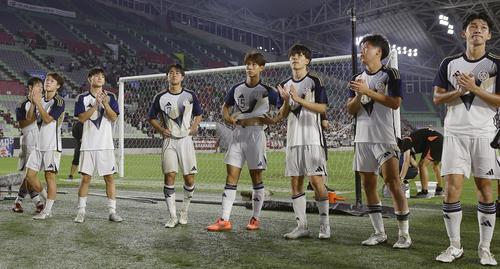 神戸に敗れ、応援席にあいさつする東洋大イレブン（共同）