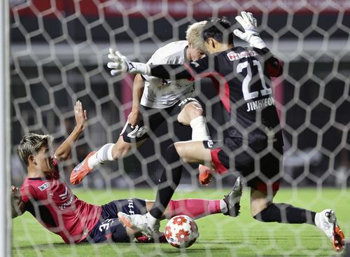 FC東京―C大阪　後半、勝ち越しゴールを決めるFC東京・長倉（中央）。GK金鎮鉉(共同)