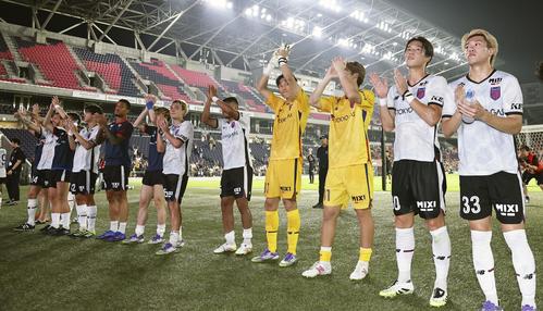 C大阪に勝利し、サポーターの声援に応えるFC東京ナイン(共同)