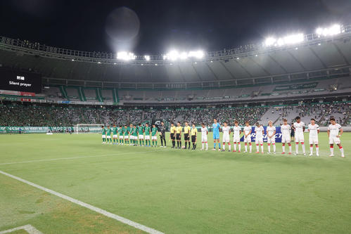 東京V対名古屋　試合前、釜本邦茂さんに黙とうする両チームの選手たち（撮影・宮地輝）