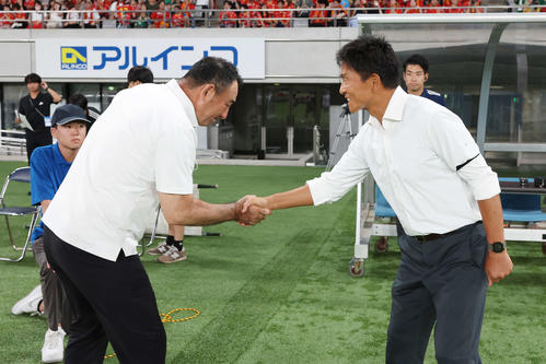 東京V対名古屋　試合前、握手を交わす名古屋長谷川監督（左）と東京V城福監督（撮影・宮地輝）