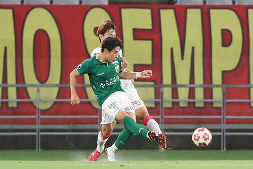 東京V対名古屋　前半、ゴールを決める東京V新井（撮影・宮地輝）