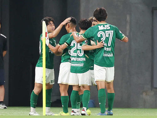 東京V対名古屋　前半、ゴールを決めチームメートと喜ぶ東京V新井（左）（撮影・宮地輝）