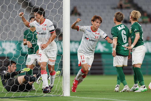 東京V対名古屋　前半、ゴールを決めた名古屋内田（中央）（撮影・宮地輝）