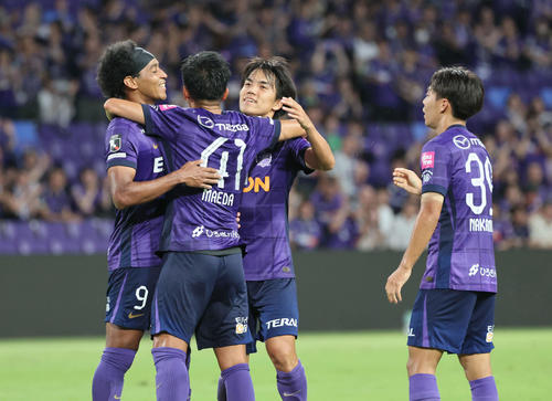 広島対清水　前半　先制シュートを決めた広島前田（左から2人目）とイレブン（撮影・加藤孝規）